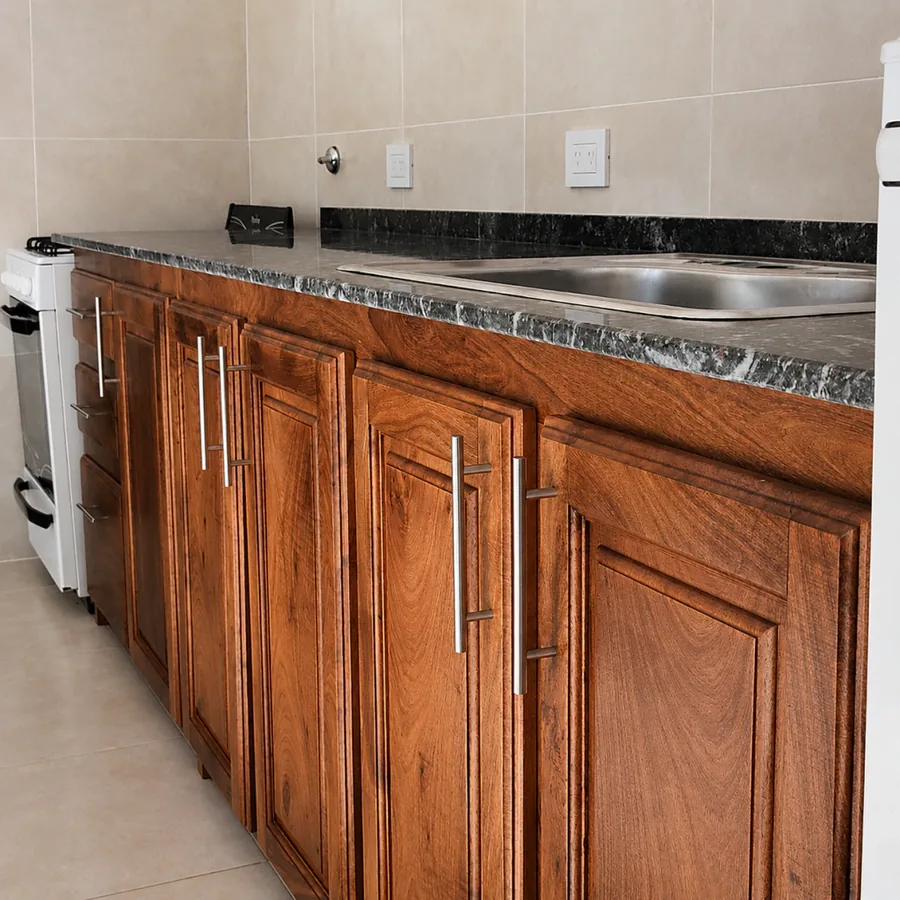 Detalle de bajo mesada de algarrobo