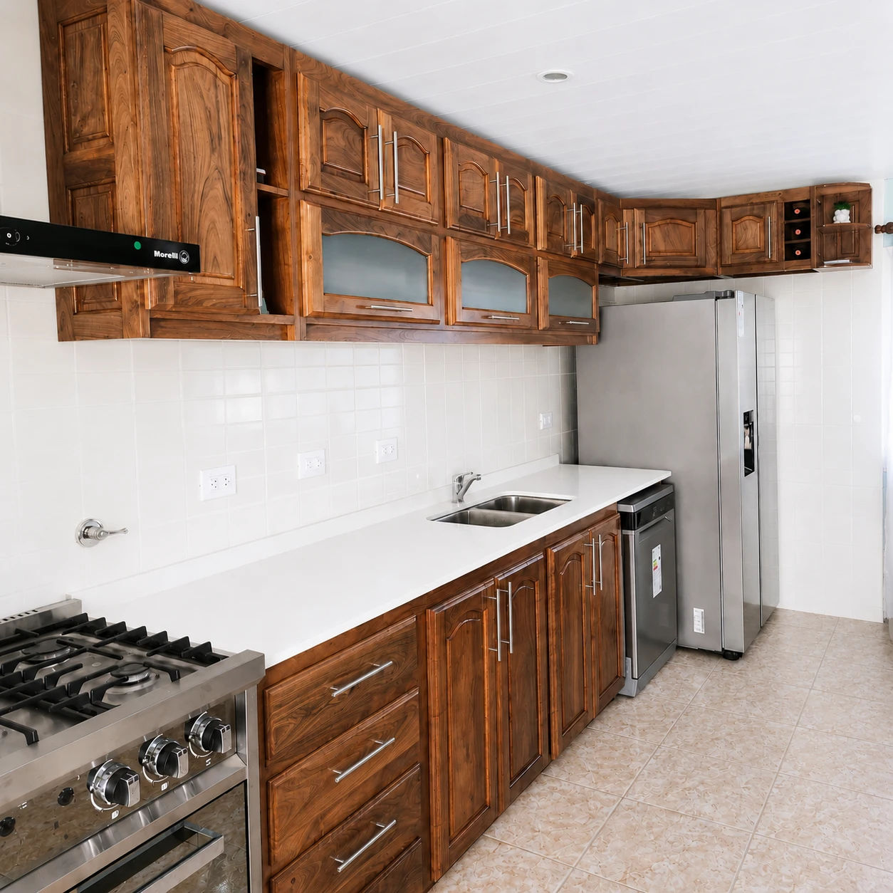 Cocina lineal de algarrobo terminada